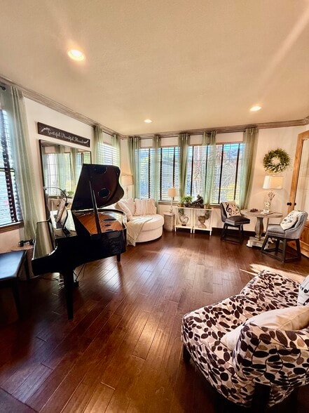 Building Photo - 1485 Clearview Cir