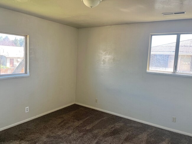 Building Photo - 342 W 4 plex