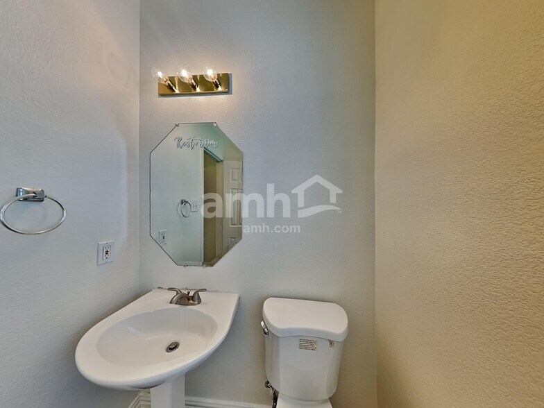 Building Photo - 2619 Hopkins Dr