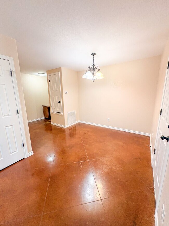 Building Photo - 511 Karey Dr