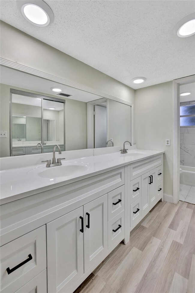 Building Photo - 4050 NW 42nd Ave