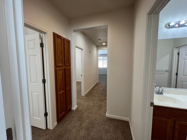 Building Photo - 5 bedroom home located in Sylvan School District!