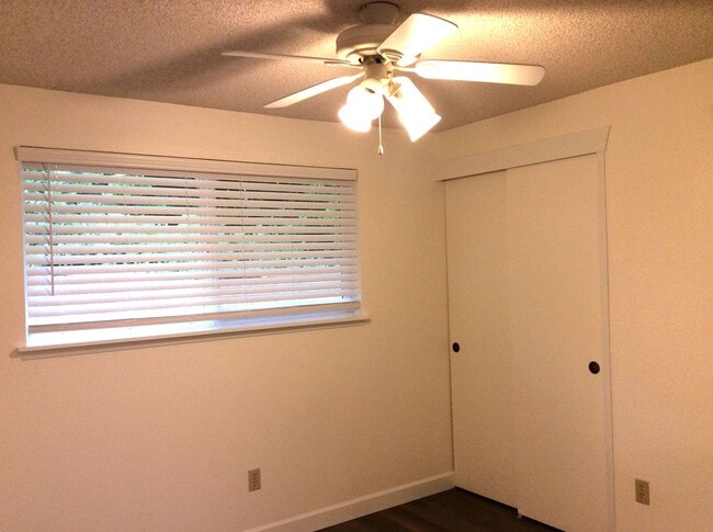 Building Photo - Charming 2 BDRM, 1 BATH Duplex - Universit...