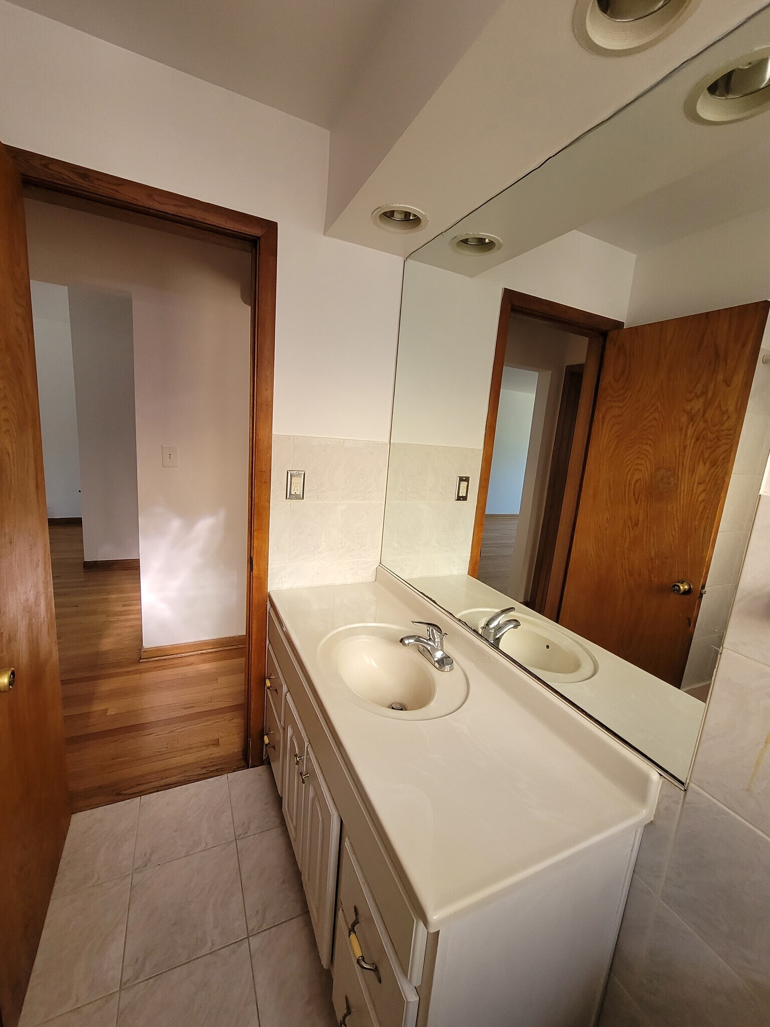 bath - 7226 W Belden Ave