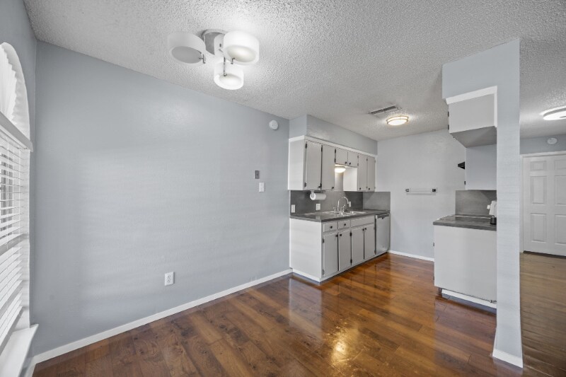 Building Photo - 2208 Viewtop Ln