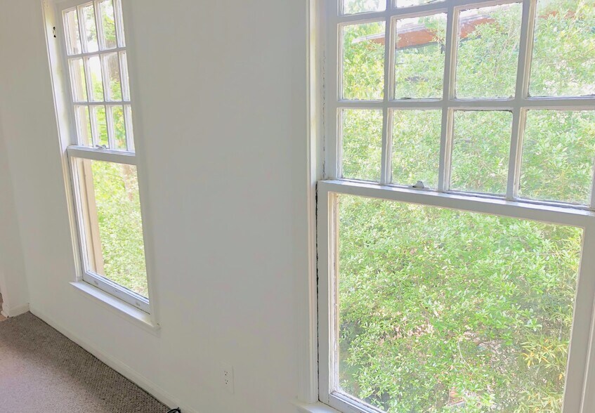 Building Photo - 547 Elmwood Dr NE