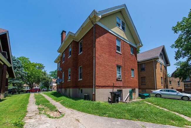 Building Photo - COVEDALE - Charming 3 bed apt, upstairs of...
