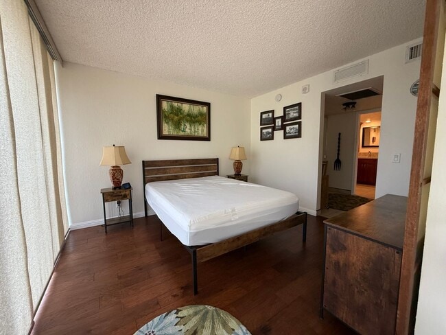 Building Photo - Makaha Valley Towers Fully Furnished. 1 Bedroom/1 Bath