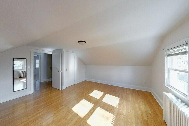 Building Photo - 19 Dixon St