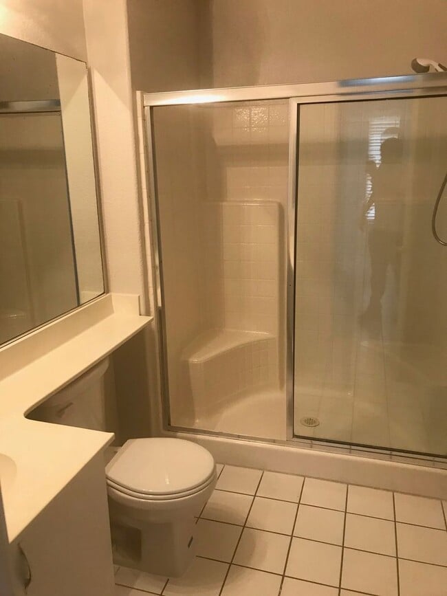 Building Photo - 2 Bedroom 2 bath condo with a den ready for move in!! Ask about our promotion!!