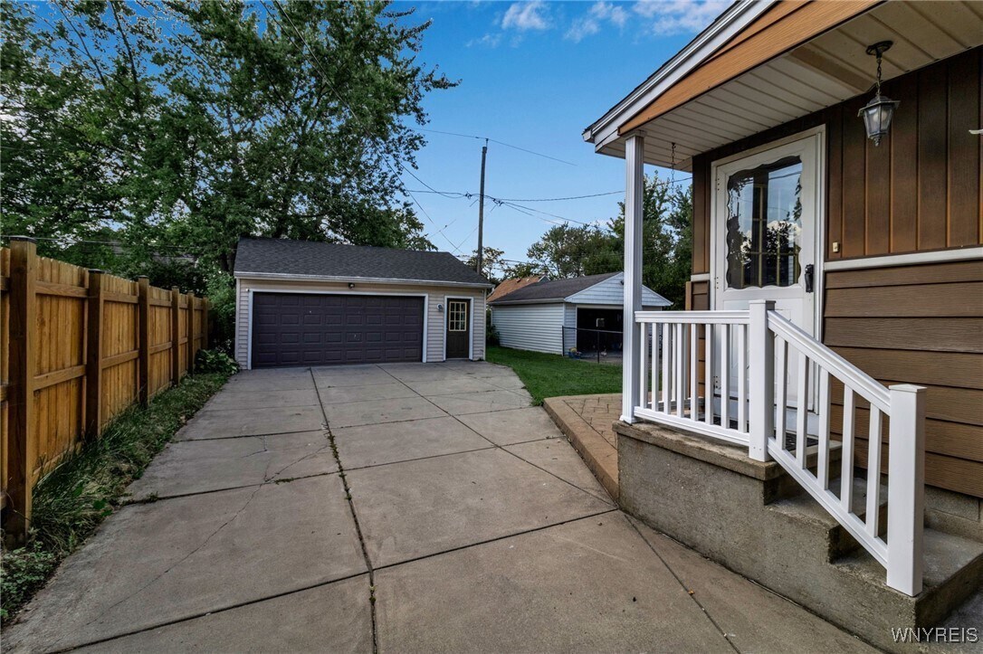 Building Photo - 178 Wellington Ave