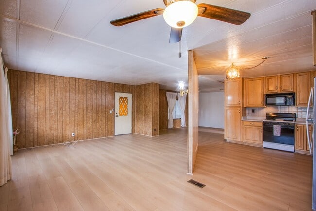Building Photo - 55+ community 2 bed 2 bath