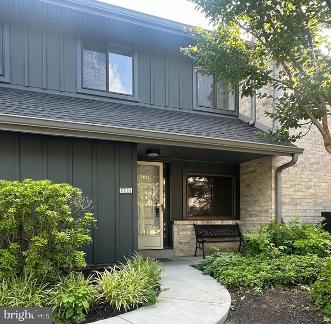 Building Photo - 560 Foxwood Ln