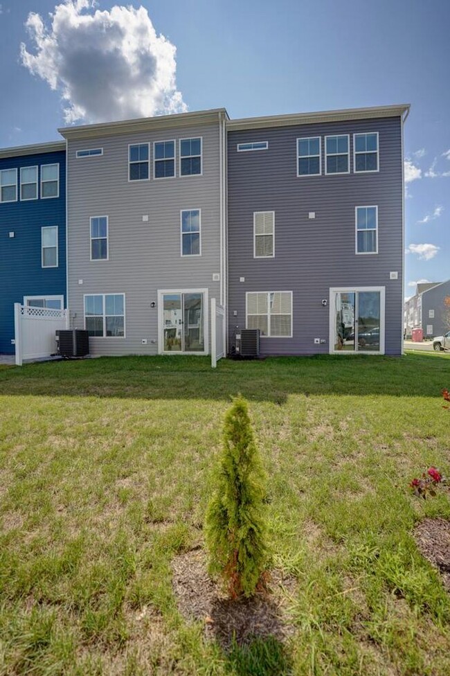 Building Photo - **Spacious 4-Bedroom Townhome in Middletow...