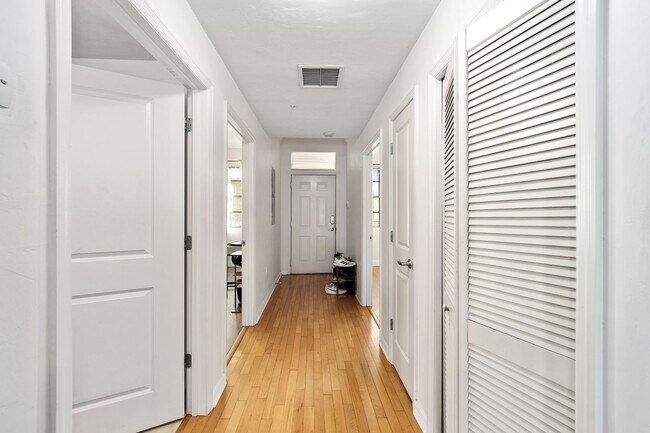 Building Photo - Stylish 2/1 condo in downtown Gainesville w/ parking and laundry