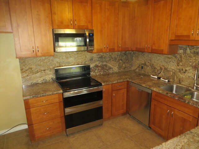 Building Photo - Country Home, 4BR+ Den/2BA, Blt 1960’s - L...