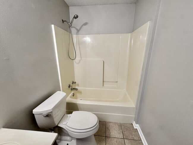 Building Photo - 6416 Valley Oak Dr