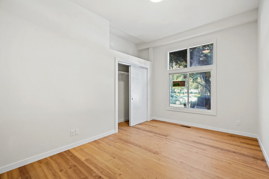 Building Photo - 1387 Oak St