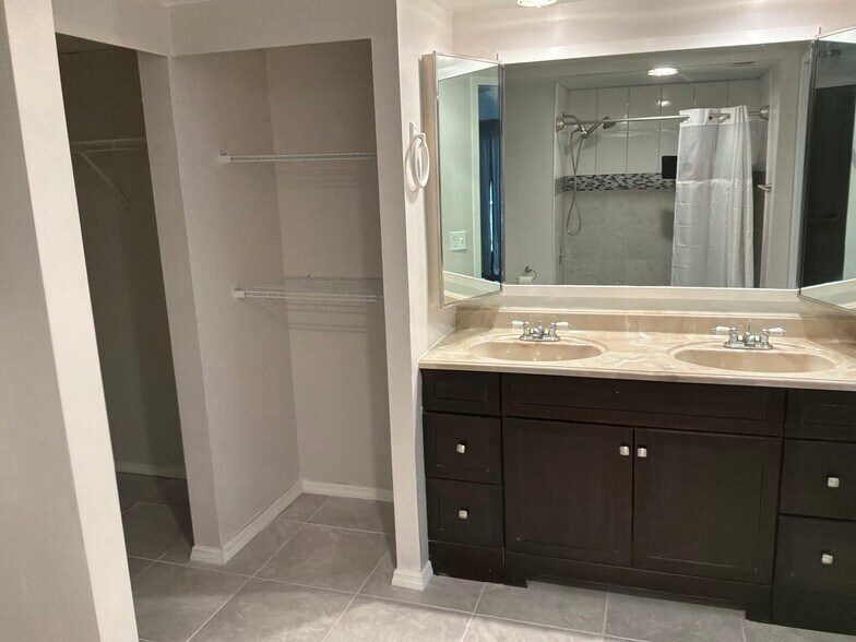 Master Bath - 4600 Ocean Beach Blvd