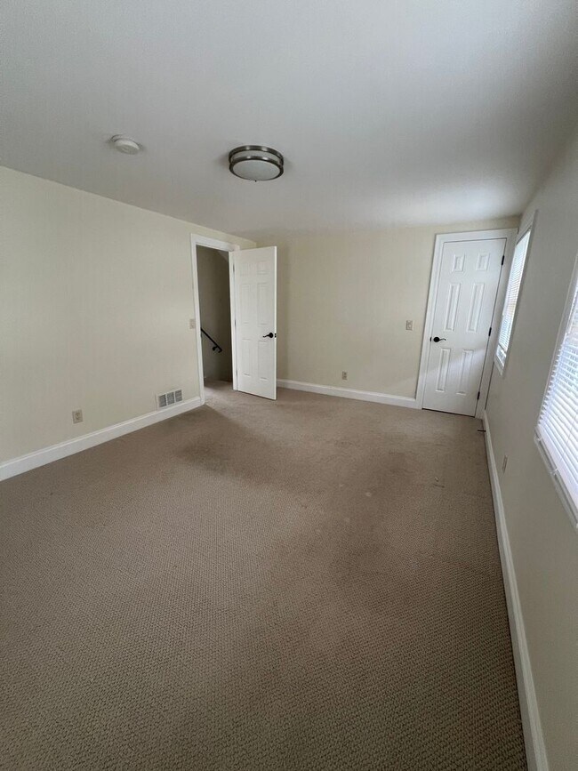 Building Photo - 3 Bed, 1.5 Bath Near U of R, Strong & Coll...