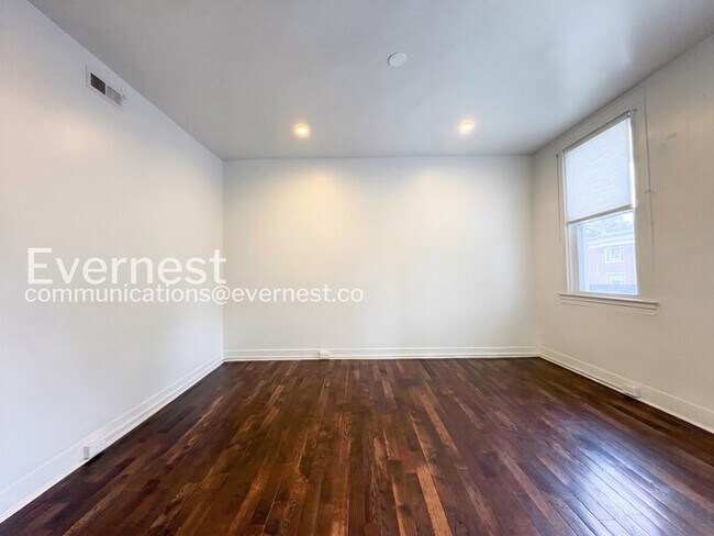 Building Photo - 2-Bed/1-Bath Spacious Condo with Balcony/ Available Soon!