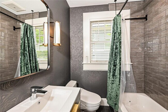 Building Photo - 2134 Delano Dr NE