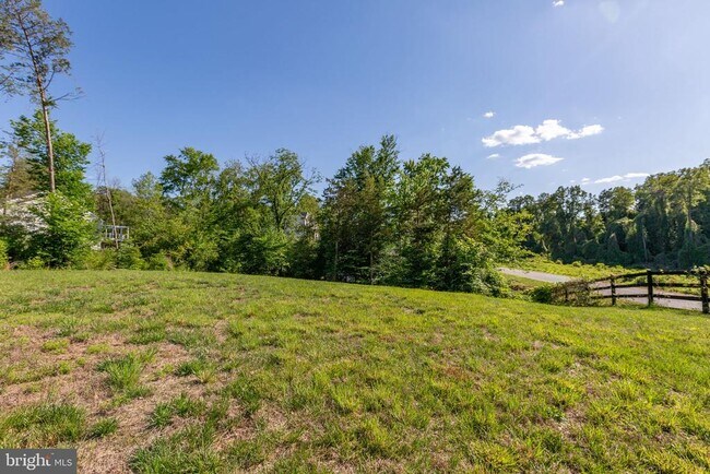 Building Photo - 15 Grove Ln
