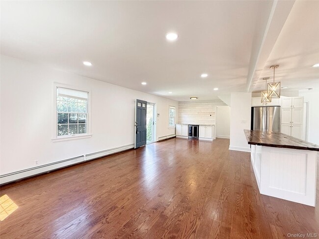 Building Photo - 18 Bayles Ave