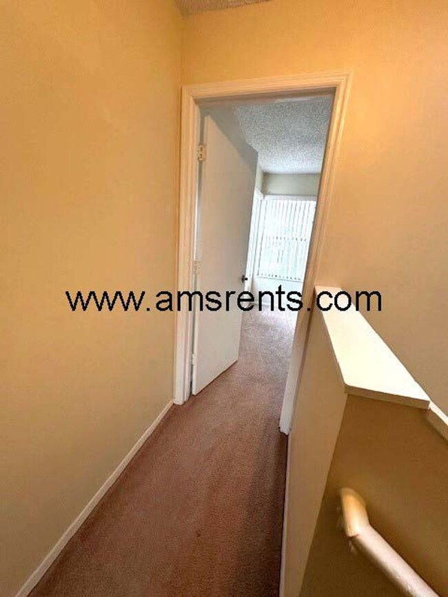 Building Photo - 3 bedroom Townhouse in Orlando