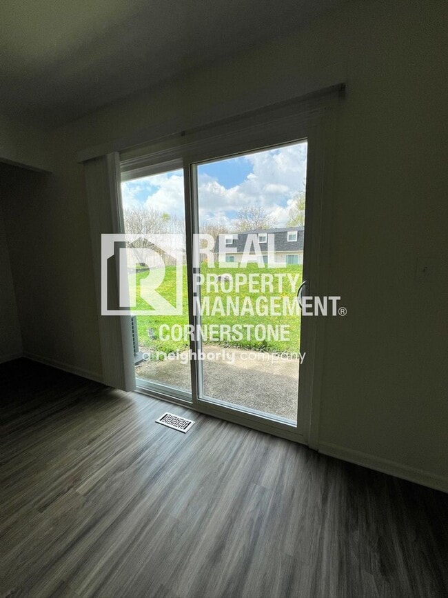 Building Photo - Move In Ready Townhome