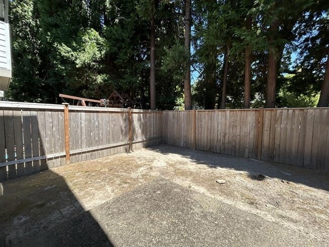 Building Photo - Move-In Ready! 3 Beds 2.5 Baths Townhome with Stainless Steel Appliances, W/D Hookups, and Gas Fo...