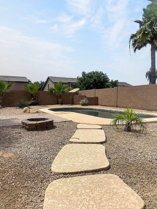 Building Photo - Beautifu;l 4Bed/2.5Bath, Private Pool Home!