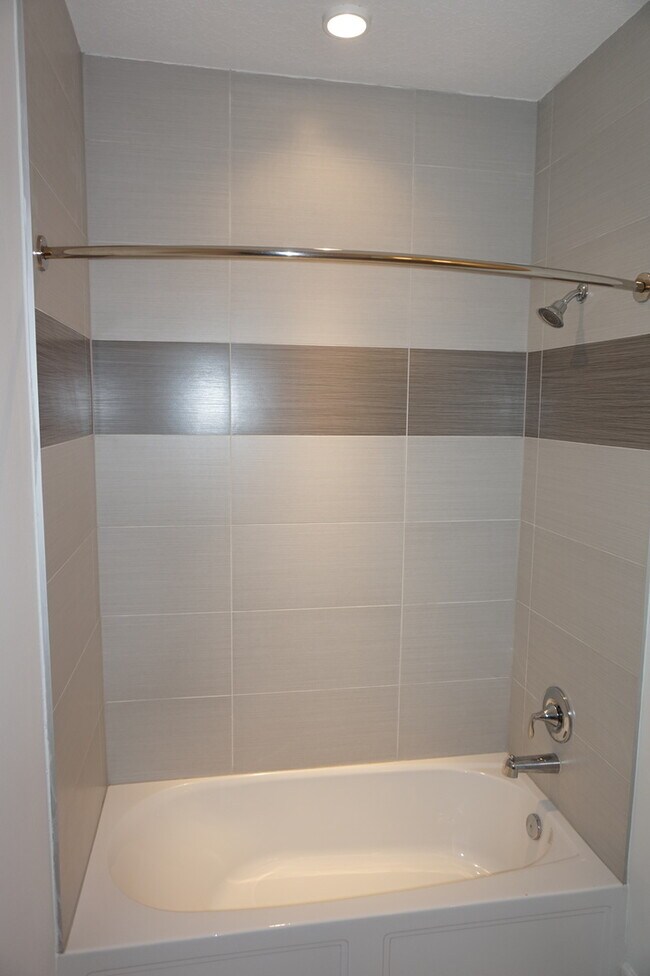 Building Photo - Spacious 3 Bed 3 Bath Townhome with Pool