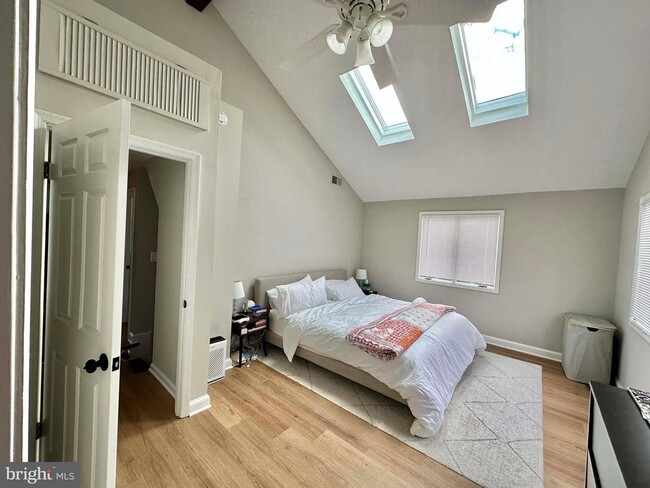 Building Photo - 1228 N Stuart St