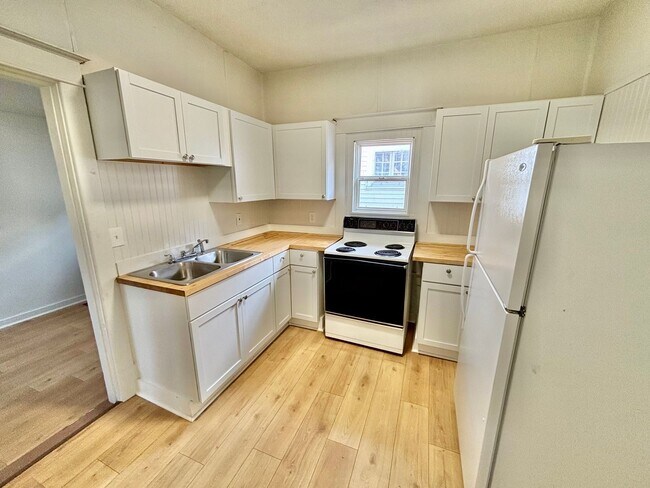 Building Photo - Churchill Downs Area - 1 bedroom shotgun house, pets okay!