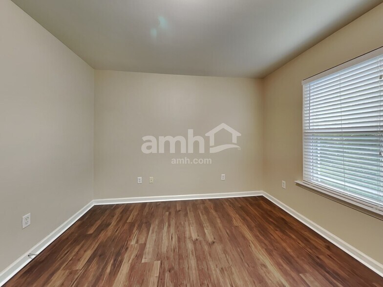 Building Photo - 60 Summer Hill Way