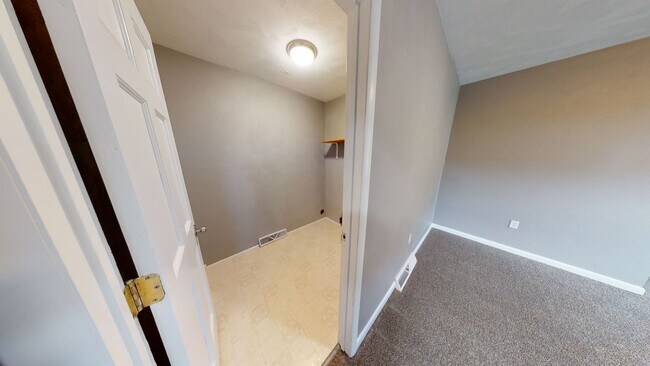 Building Photo - Renovated 2 Bed /1 Bath Single Family Home...