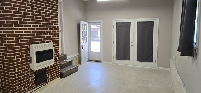 Building Photo - 204 Iris Dr