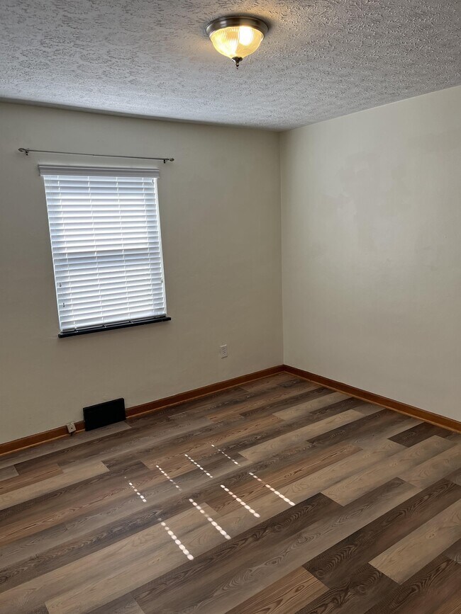 Building Photo - 120 Parker Dr