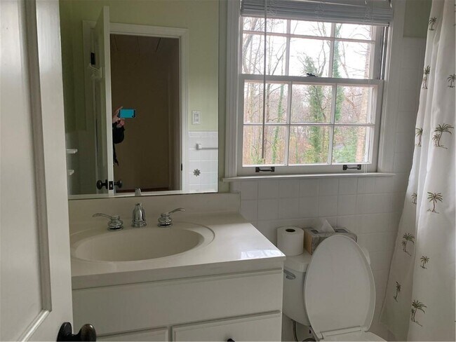 Building Photo - 3896 Parkcrest Dr NE