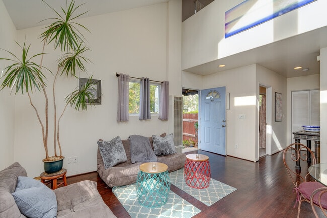 Building Photo - 1306 Electric Ave