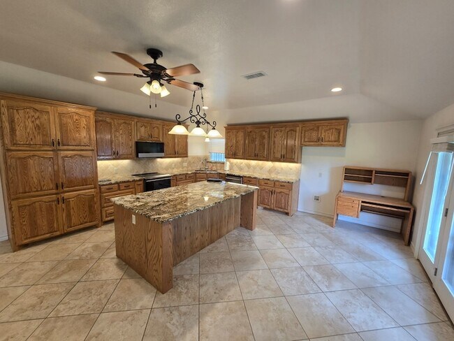 Building Photo - 1590 Gravel Cir N