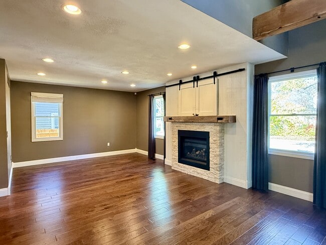 Building Photo - 718 Indianola Ave