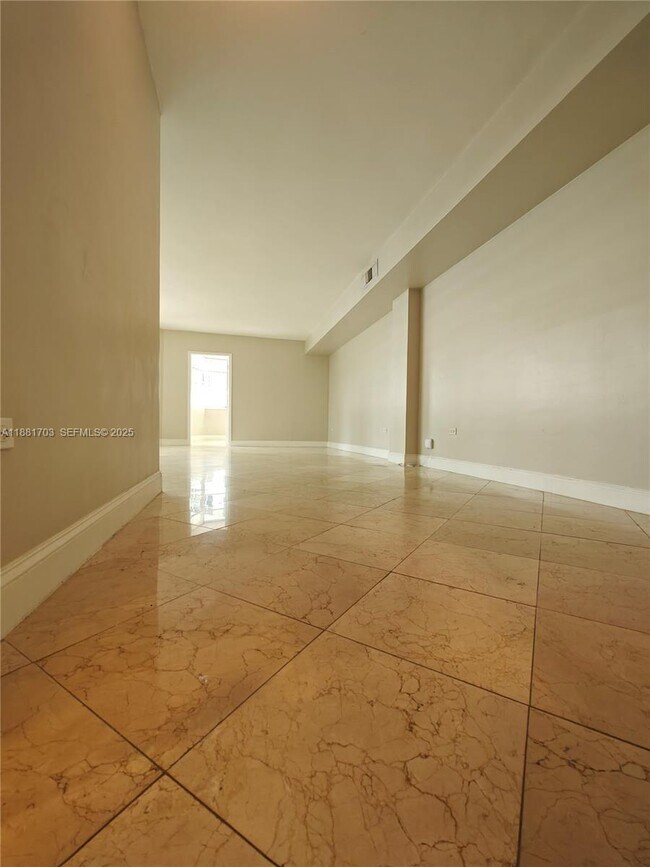 Building Photo - 825 Brickell Bay Dr