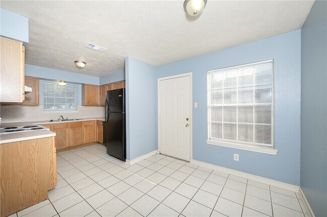 Building Photo - 1813 Sara Dr