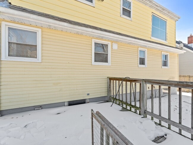Building Photo - Charming Woodbury Home with Enclosed Backyard & Deck