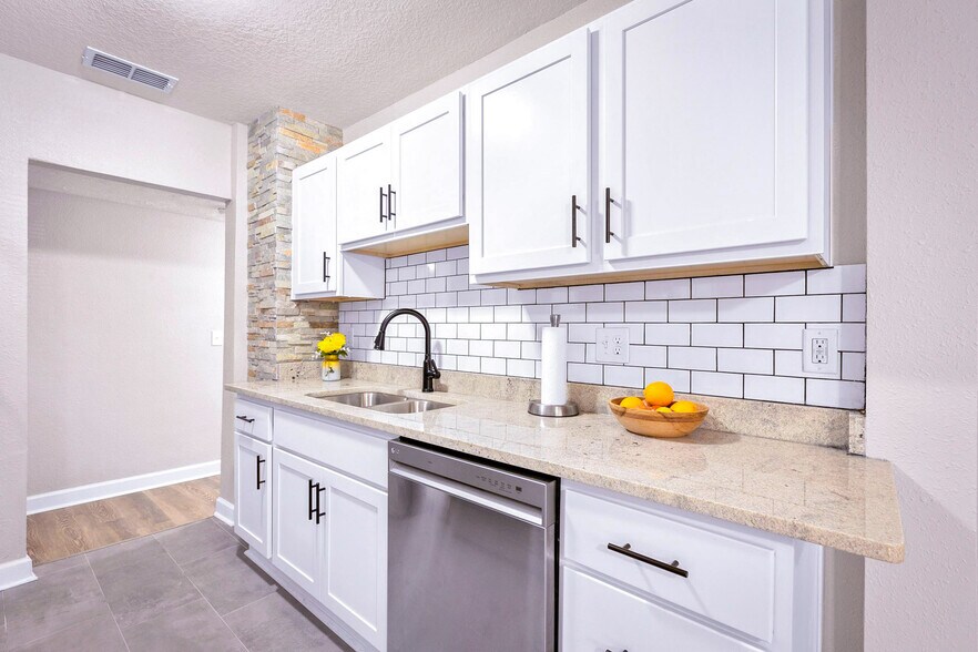 Building Photo - 7530 Bloxham Ave