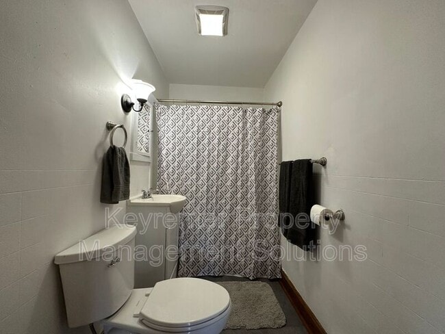 Building Photo - 304 Straith St