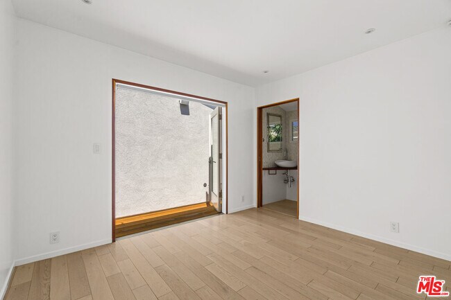 Building Photo - 2425 Cloy Ave