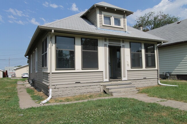 Building Photo - Cozy 2+ Bedroom Home in South Omaha! Pet F...